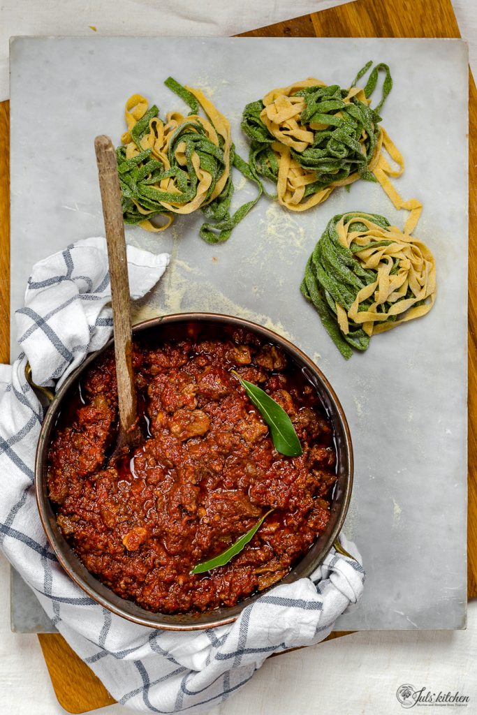 tagliatelle paglia e fieno con ragù di cinta Senese