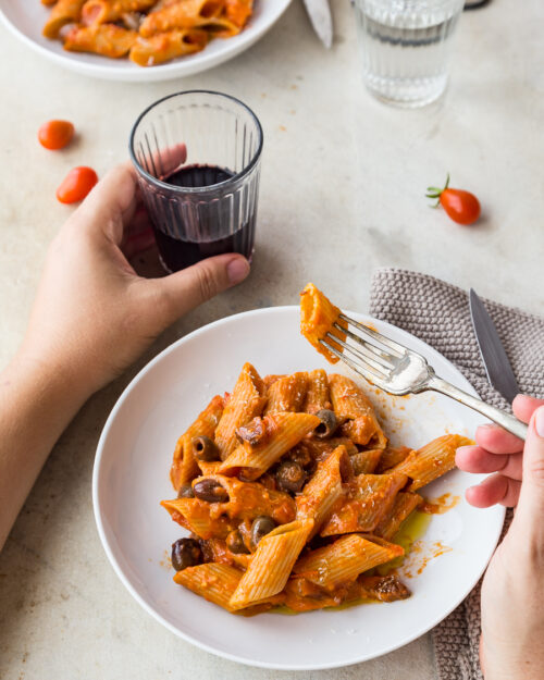 Pasta al pomodoro, olive e guanciale