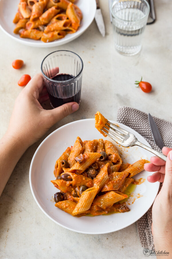 Pasta al pomodoro, olive e guanciale