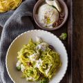 Tagliatelle con broccoli romaneschi, acciughe e burrata