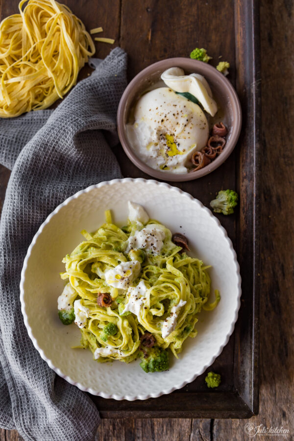 Tagliatelle con broccoli romaneschi, acciughe e burrata