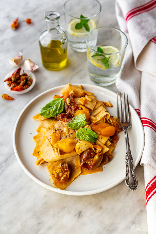 Pasta al sugo di pomodorini e pinoli