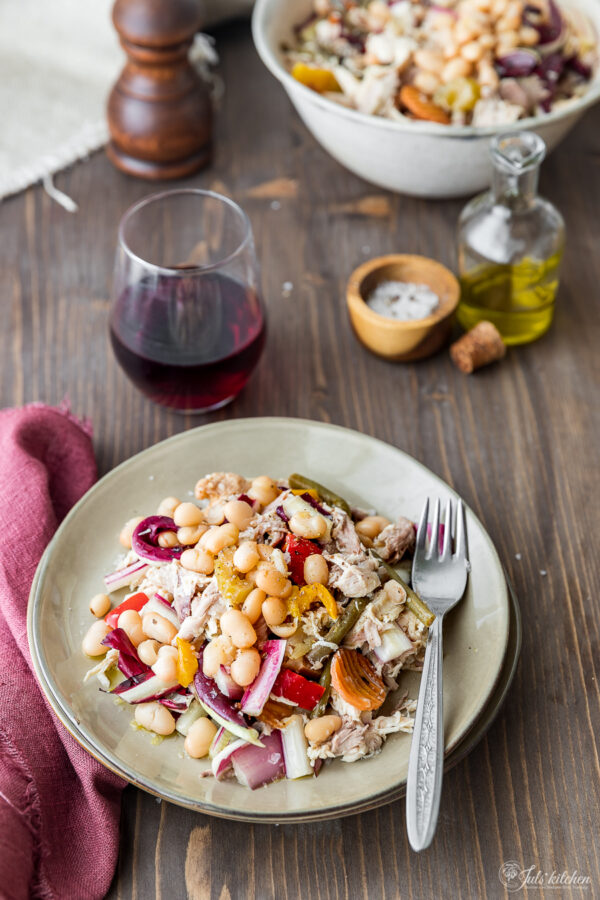 Insalata di pollo e fagioli, con giardiniera e radicchio tardivo
