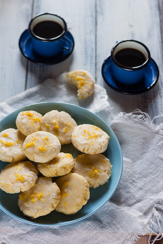 Biscotti di mandorle e riso glassati al limone