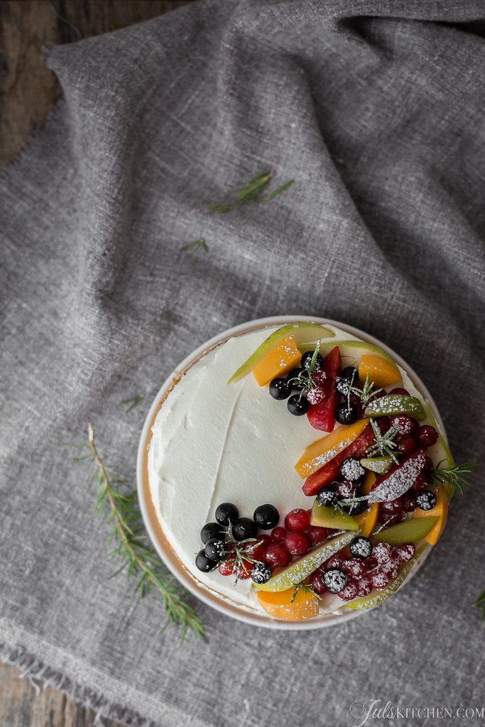 Torta di compleanno con ricotta, mascarpone e frutta fresca