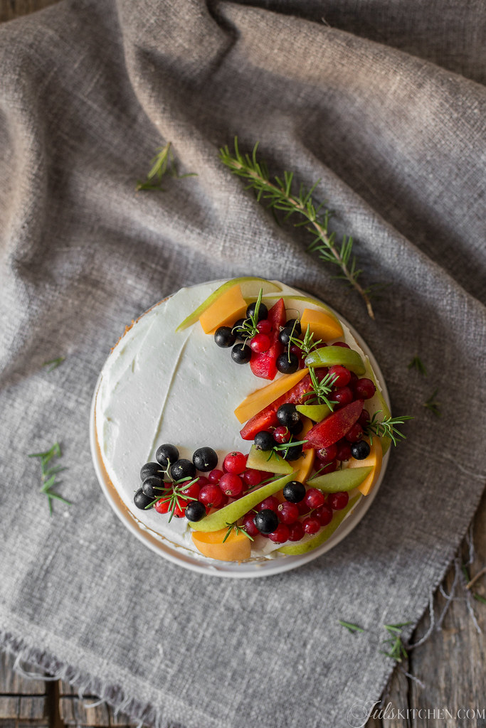 Torta di compleanno con ricotta, mascarpone e frutta fresca